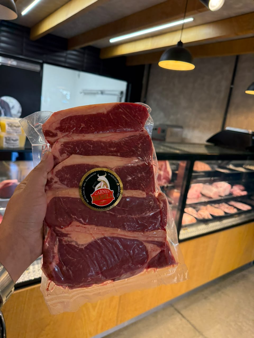 Corte de carne selecionado para vitrine